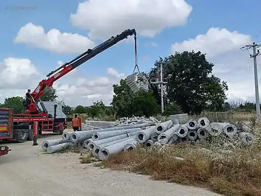 Enerji nakil hattı direği montajı yapan vinç